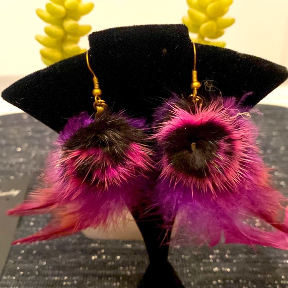 🆕Funky Purple/Fuchsia Feather Earrings - Picture 2 of 3